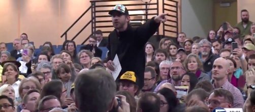Anti-Trump protestors fill auditorium. KSL-USNationalistNews (YouTube-Screencap)