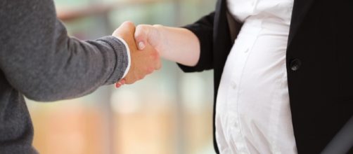 Assunta al nono mese di gravidanza, ex dipendenti dell azienda accusano "operazione di marketing"