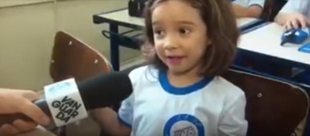 A pequena Raquel conquistou repórter e internautas (Reprodução: YouTube) A pequena Raquel conquistou repórter e internautas (Reprodução: YouTube)