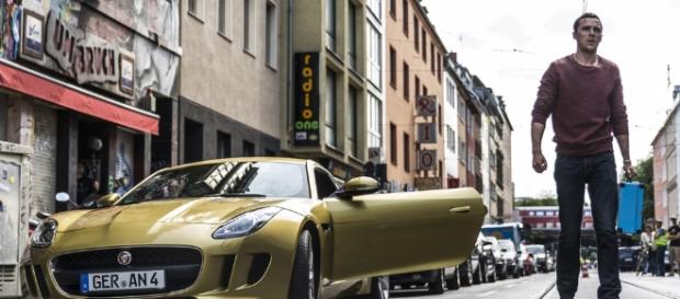 Autobahn - Fuori controllo: Nicholas Hoult in una scena del film ... - movieplayer.it Autobahn - Fuori controllo: Nicholas Hoult in una scena del film ... - movieplayer.it