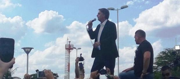 Bolsonaro discursou para centenas de pessoas Bolsonaro discursou para centenas de pessoas
