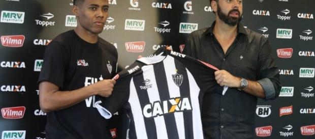 Elias chega ao Atlético-MG querendo títulos e volta à Seleção Elias chega ao Atlético-MG querendo títulos e volta à Seleção