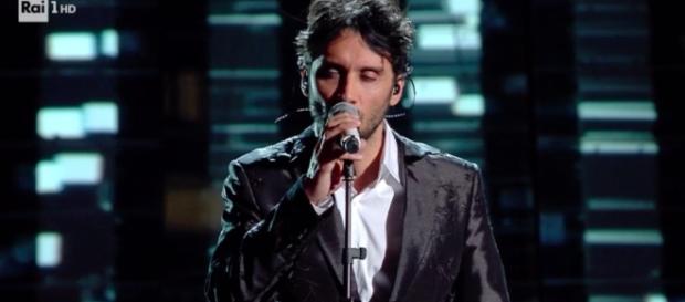 Fabrizio Moro a Sanremo con 'Portami via'. Fabrizio Moro a Sanremo con 'Portami via'.