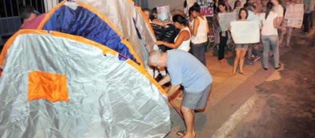 Familiares de policiais militares já estão acampando na porta dos batalhões Familiares de policiais militares já estão acampando na porta dos batalhões
