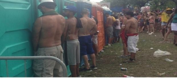 Fazer as necessidades pela rua custará caro no Carnaval Fazer as necessidades pela rua custará caro no Carnaval