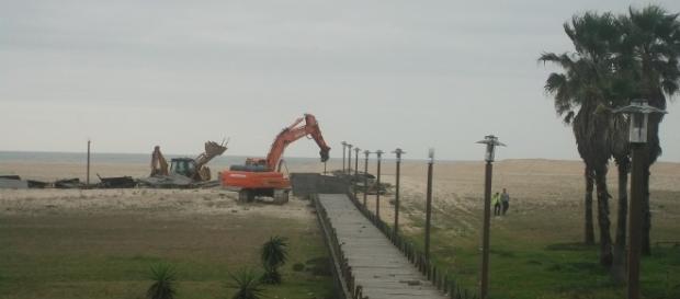 Máquinas na Praia da Claridade Máquinas na Praia da Claridade