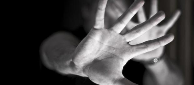 Jovem que era estuprada pelo pai o mata a tiros de espingarda Jovem que era estuprada pelo pai o mata a tiros de espingarda