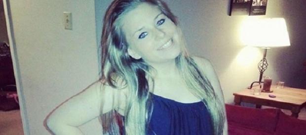 Jovem salva pai de cometer suicídio, mas é atingida por tiro na testa. Jovem salva pai de cometer suicídio, mas é atingida por tiro na testa.