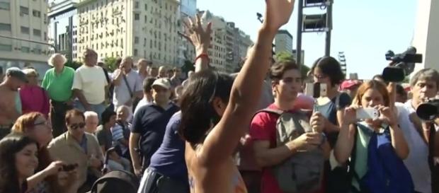 Manifestación de mujeres en Buenos Aires como protesta contra la expulsión de tres de ellas por topless. Manifestación de mujeres en Buenos Aires como protesta contra la expulsión de tres de ellas por topless.