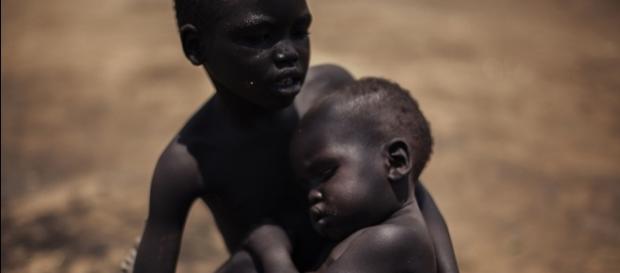 Nguma Idris, 3 anos, e Sabit Idris, 1 ano. Foto: ACNUR/B. Sokol Nguma Idris, 3 anos, e Sabit Idris, 1 ano. Foto: ACNUR/B. Sokol