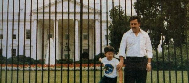 Pablo Escobar e Juan Pablo nos EUA em frente a Casa Branca. Pablo Escobar e Juan Pablo nos EUA em frente a Casa Branca.