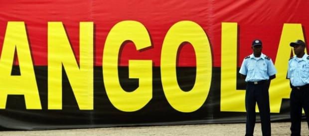 Torcida invadiu o portão em Angola Torcida invadiu o portão em Angola