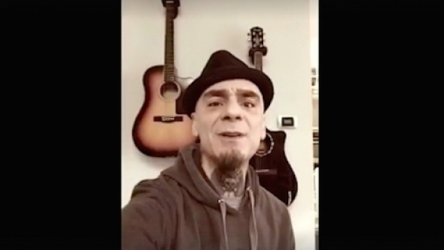 J Ax ha invitato il direttore di Rolling Stone a fare il test antidroga.