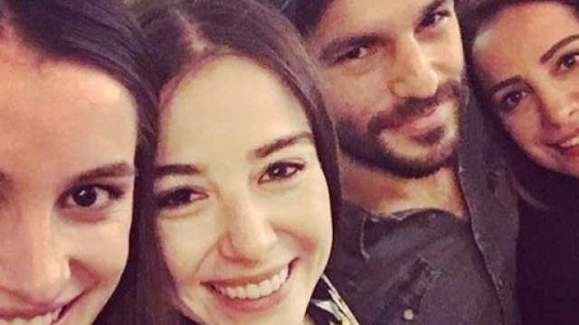 Ozge Gurel e Serkan Cayoglu sono sempre pi&ugrave; innamorati nella realt&agrave;.
