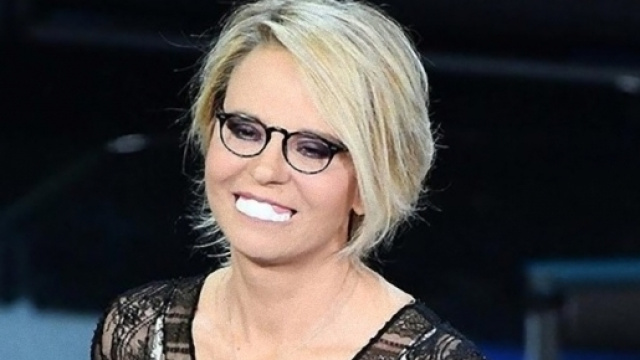 Sanremo 2017: Maria De Filippi e la dentiera.