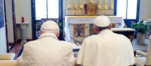 Bergoglio e Ratzinger pregano insieme