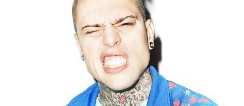 Fedez è molto arrabbiato con la stampa italiana, soprattutto quella on line.