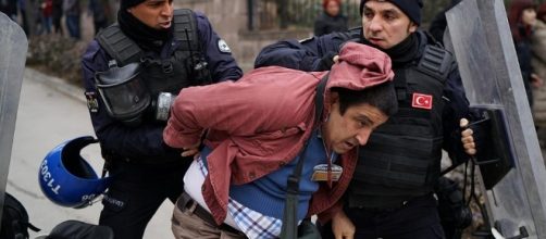 La polizia turca arresta un docente