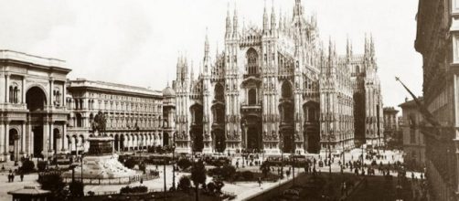 Palme in piazza Duomo a Milano a inizio 900 - (fonte: nonsprecare.it)