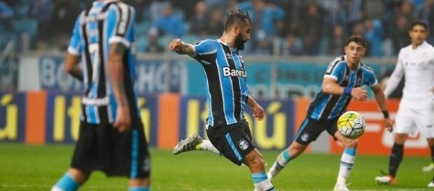 Douglas é uma das baixas do Grêmio Douglas é uma das baixas do Grêmio