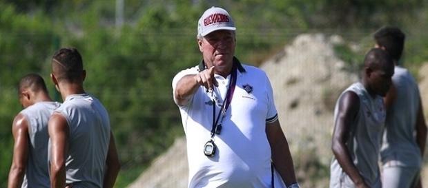 Abel Braga: foco no Estadual e novos reforços (Foto: Nelson Perez/Fluminense FC) Abel Braga: foco no Estadual e novos reforços (Foto: Nelson Perez/Fluminense FC)