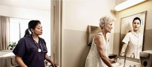 Malati di Alzheimer allo specchio: che tenerezza! Malati di Alzheimer allo specchio: che tenerezza!