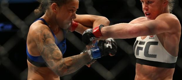 Una DU polémica le dio el título a de Randamie (azul) en UFC 208. MMAjunkies.com Una DU polémica le dio el título a de Randamie (azul) en UFC 208. MMAjunkies.com