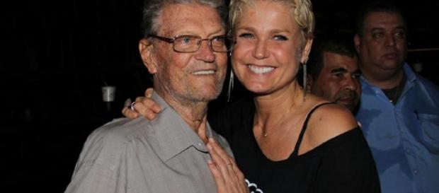 Xuxa e o pai durante evento em 2013 Xuxa e o pai durante evento em 2013