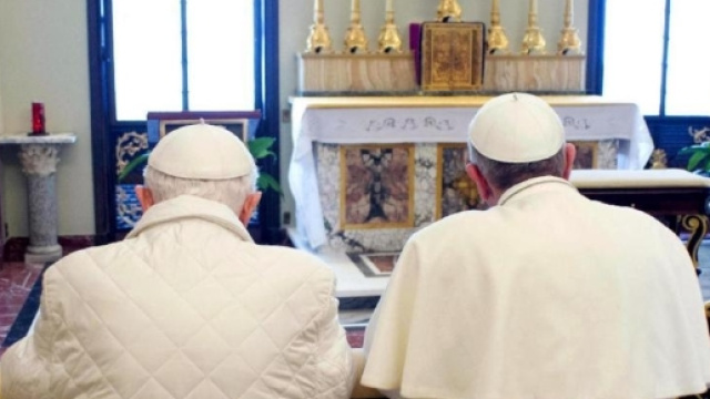 Bergoglio e Ratzinger pregano insieme