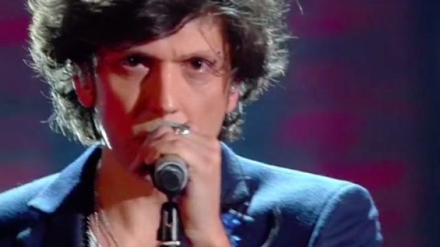 Ermal Meta durante l'esibizione a Sanremo 2017