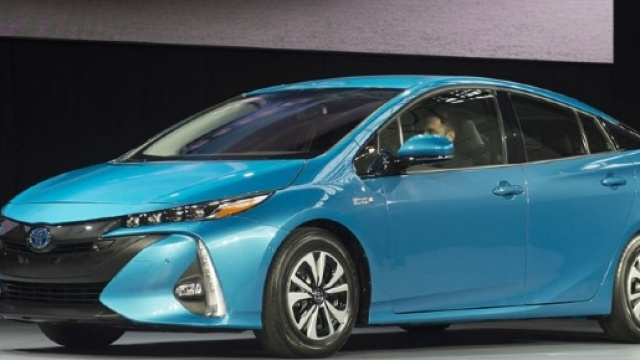 Toyota Prius Plug-in Hybrid 2017: prezzo, autonomia ed energia dal ... - allaguida.it