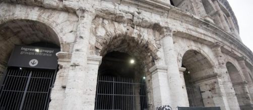 Roma, turista francese deturpa Colosseo con una monetina