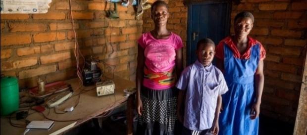 Alinefe, Tifa e Kennedy as três irmãs das gêmeas que continuam vivendo na África Alinefe, Tifa e Kennedy as três irmãs das gêmeas que continuam vivendo na África