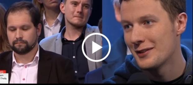 Młody patriota twardo bronił swoich racji. Młody patriota twardo bronił swoich racji.