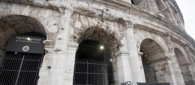 Roma, turista francese deturpa Colosseo con una monetina Roma, turista francese deturpa Colosseo con una monetina