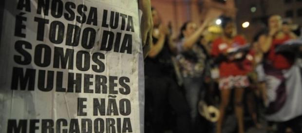 Sociedade machista e violenta 'estupra as mulheres' Sociedade machista e violenta 'estupra as mulheres'