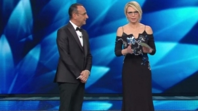 Maria De Filippi con il suo stile sobrio-elegante a Sanremo 2017