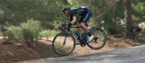 Alejandro Valverde "vola" in discesa alla Vuelta Murcia