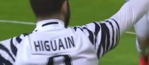 L'esultanza di Higuain dopo la rete del 2-0 contro il Cagliari