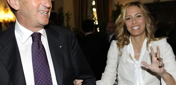 Gianfranco Fini, indagato per riciclaggio, con la compagna Elisabetta Tulliani