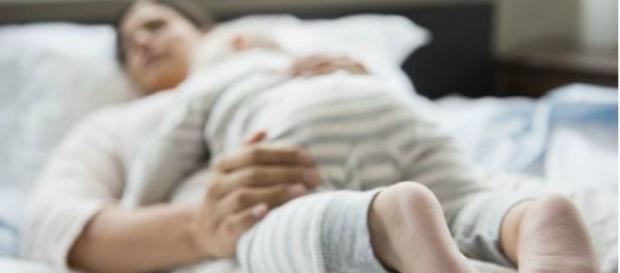 Especialistas alertam para o perigo dos bebês dormirem com os pais Especialistas alertam para o perigo dos bebês dormirem com os pais