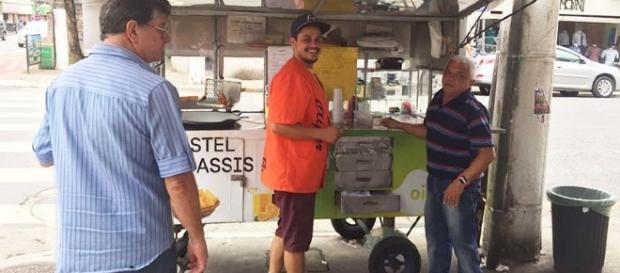 Ex-galã de Malhação ganha a vida como vendedor de pastéis. Ex-galã de Malhação ganha a vida como vendedor de pastéis.