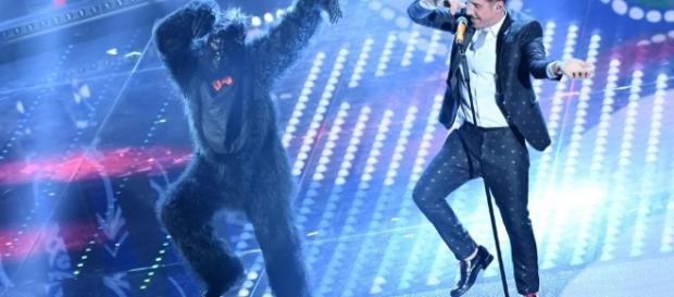 Francesco Gabbani sul palco di Sanremo. Francesco Gabbani sul palco di Sanremo.