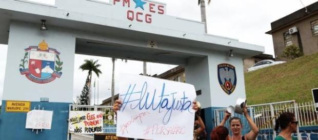 Mulheres de policiais protestam em frente a batalhão. Mulheres de policiais protestam em frente a batalhão.