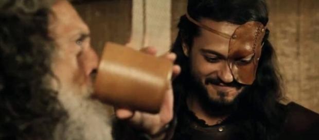 Tobias arma para o próprio pai em 'A Terra Prometida' Tobias arma para o próprio pai em 'A Terra Prometida'