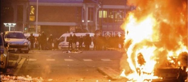 Vários carros foram queimados durante protestos em Paris Vários carros foram queimados durante protestos em Paris