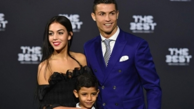 EN IMAGES. Cristiano Ronaldo présente sa nouvelle compagne ... - leparisien.fr
