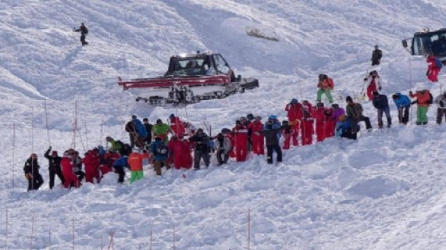 Les secouristes à pied d'oeuvre pour retrouver les skieurs disparus