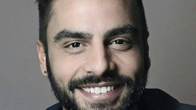 Mario Serpa annuncia ai fans una sorpresa imminente.