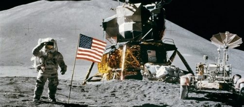 Domenica 20 luglio 1969, la missione Apollo 11 permette, per la prima volta, ad un uomo di poggiare il piede sul suolo lunare.